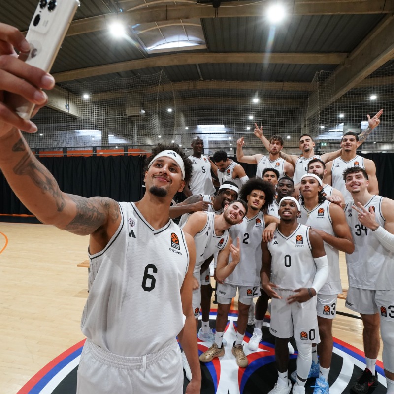 Moto's tweet photo. Bienvenue Paris 🇫🇷
Welcome to the family! Let's make history together 🙌.
Swipe to meet the new EuroLeague team.
@EuroLeague
#hellomoto #helloeuroleague #edge50ultra"