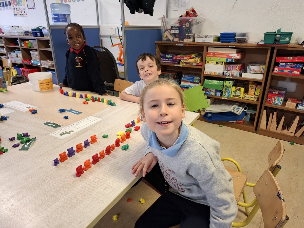 ms_lawson_class's tweet photo. Last week we were learning all about patterns. Check out our amazing designs! 🟠🟣🟠🟣 #mathsweek2024 https://t.co/p3HU2BtVd8