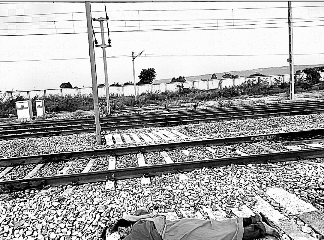 KalibaiM43459's tweet photo. @RailMinIndia @drmkota @rpfwcr @RailwaySeva कोटा मंडल के #लाखेरी स्टेशन इंजी विभाग में कार्यरत रेलकर्मी आज सुबह से दिवंगत बताया जा रहा है जिसका शव अभी तक रेलपथ के पास पड़ा है निवेदन है उचित कार्यवाही के यथाशीघ्र रेलकर्मी के पार्थिव शरीर को सम्मान के साथ परिवार तक पहुंचाया जाए https://t.co/YeTTGDgJf8