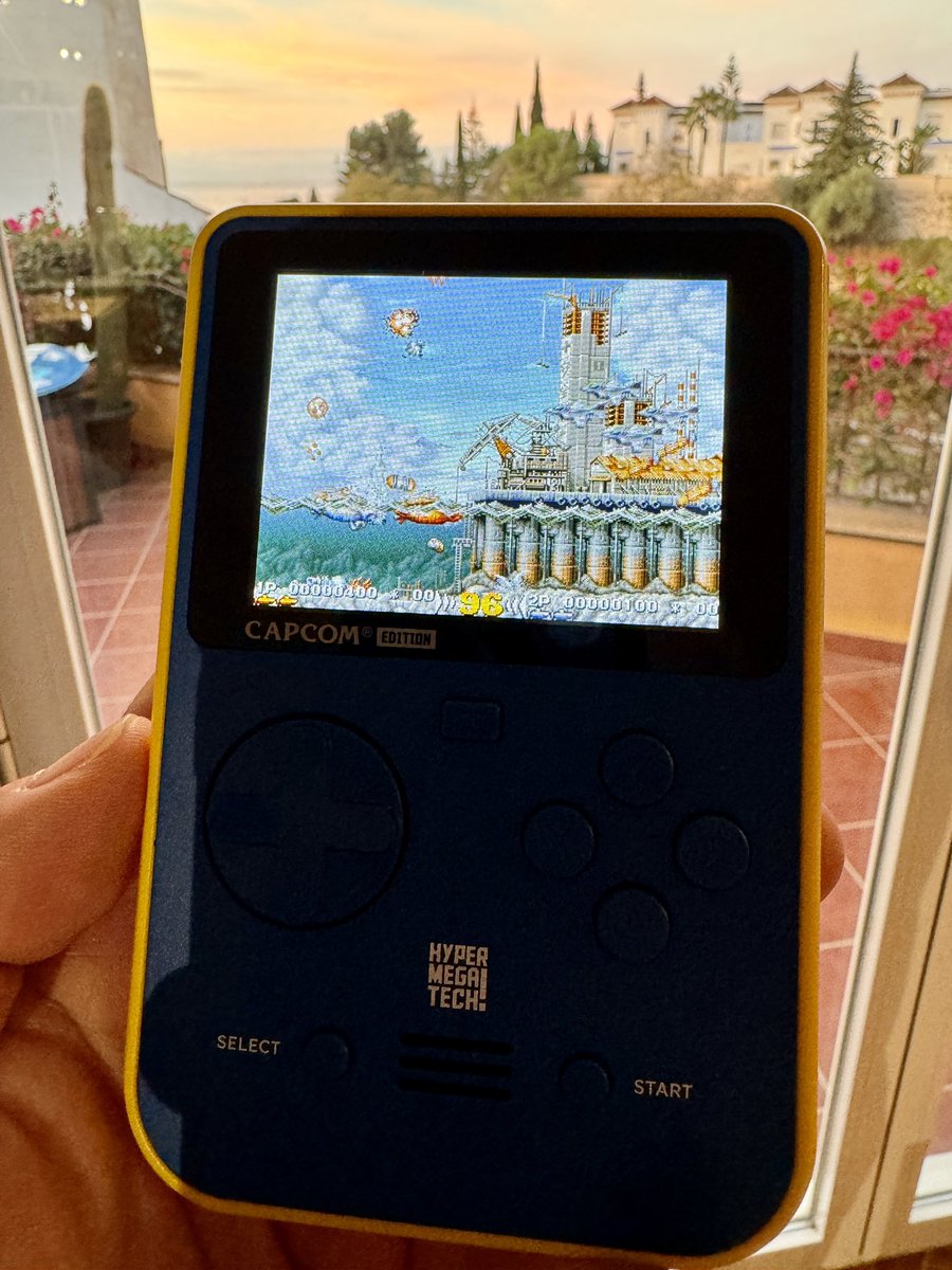 Beautiful morning on the Costa del Sol and having my coffee with a bit of In the Hunt on Pocket Evercade and the IREM Arcade cart ☕️ ⛅️