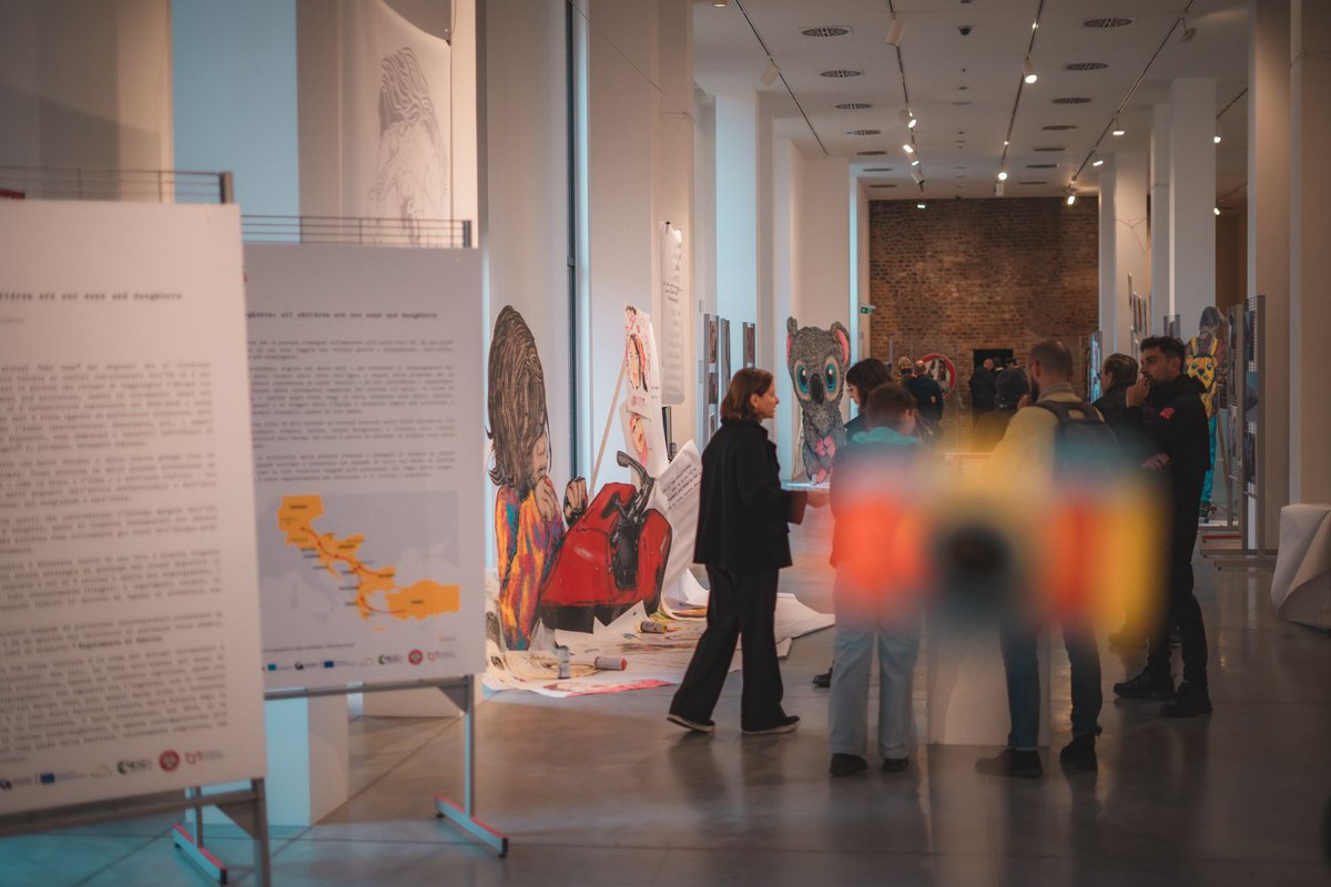 SUGDER_'s tweet photo. “Bütün çocuklar bizim evlatlarımızdır” mottosuyla yola çıkan “Balkan Rotası Çocukları” isimli Erasmus+ projemiz kapsamında hazırlanan sanat sergisinin ilk ayağı İtalya Novara’da ziyaretçilere açıldı. Yoğun ilgi gören sergi çok yakında Şanlıurfa’da. @EUErasmusPlus #sonsandaughters https://t.co/RmegVIzaWy