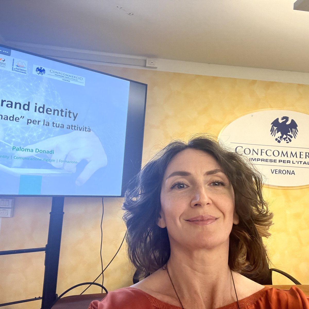 Si è concluso ieri il corso "Brand identity per la tua attività" che ho tenuto per @Confcommerciovr ed Enti Bilaterali Verona; un corso competo e ricco di contenuti, spunti e idee. Alla prossima!
#BrandIdentity #FormazioneContinua #EntiBilaterali #ConfCommercio