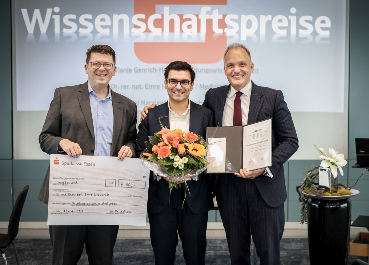 Gratulation!  Der  Wissenschaftspreis der Sparkasse Essen würdigt die Leistung von Dr. Dr. Emre Kocakavuk  zur Erforschung von Resistenzmechanismen gegenüber Strahlen- und Chemotherapien bei Gliomen
<a href="/ekocakavuk/">Emre Kocakavuk, MD, PhD</a> <a href="/chr_reinhardt/">Christian Reinhardt</a> <a href="/UniklinikEssen/">Uniklinikum Essen</a> <a href="/MedEssen/">Medizinische Fakultät Essen</a>