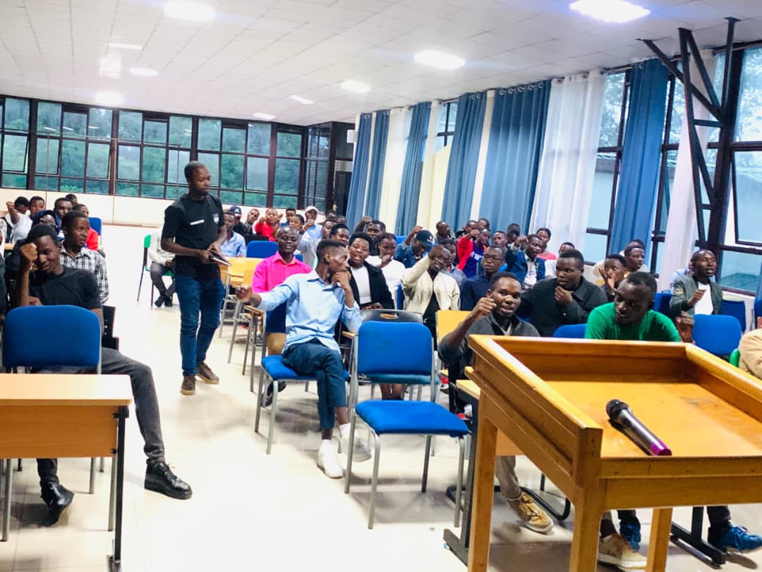 NsengimanaJado's tweet photo. Ibyiciro bitandukanye muri iyi minsi ntakugoyeka.Buri wese mu ngamba ahagazemo kuva kubashinzwe isuku kugera ku mubyeyi wabyaye uzahabwa Impamyabumenyi bari mu ngamba ngo #UR10thGraduation izabe inkumburwa,Naganiriye na @RwandaYouthVol1 bo muri @UR_Huye nabo bati duhagaze bwuma. https://t.co/KsMx58JaYq