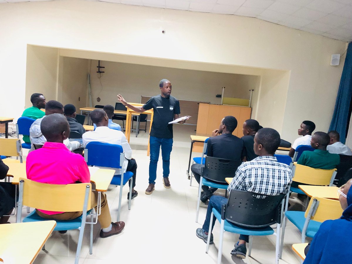 NsengimanaJado's tweet photo. Ibyiciro bitandukanye muri iyi minsi ntakugoyeka.Buri wese mu ngamba ahagazemo kuva kubashinzwe isuku kugera ku mubyeyi wabyaye uzahabwa Impamyabumenyi bari mu ngamba ngo #UR10thGraduation izabe inkumburwa,Naganiriye na @RwandaYouthVol1 bo muri @UR_Huye nabo bati duhagaze bwuma. https://t.co/KsMx58JaYq