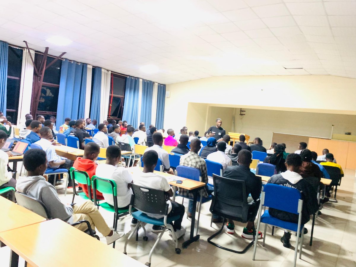 NsengimanaJado's tweet photo. Ibyiciro bitandukanye muri iyi minsi ntakugoyeka.Buri wese mu ngamba ahagazemo kuva kubashinzwe isuku kugera ku mubyeyi wabyaye uzahabwa Impamyabumenyi bari mu ngamba ngo #UR10thGraduation izabe inkumburwa,Naganiriye na @RwandaYouthVol1 bo muri @UR_Huye nabo bati duhagaze bwuma. https://t.co/KsMx58JaYq