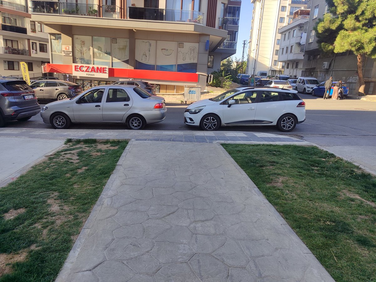 hakan8957's tweet photo. Esatpaşa Mah. Ziya Paşa Caddesi Yeni yapılan Çınar parkı çıkışına araç bırakıldığından yan çimler yol güzergahına dönmüştür. Ayrıca Sitemize ait garaj çıkışı da park edilen araçlar nedeni ile caddeye çıkış gözükmediğinden kaza riski oluşturmaktadır. @atasehirbld @onursaladiguzel https://t.co/jolhrumZ91