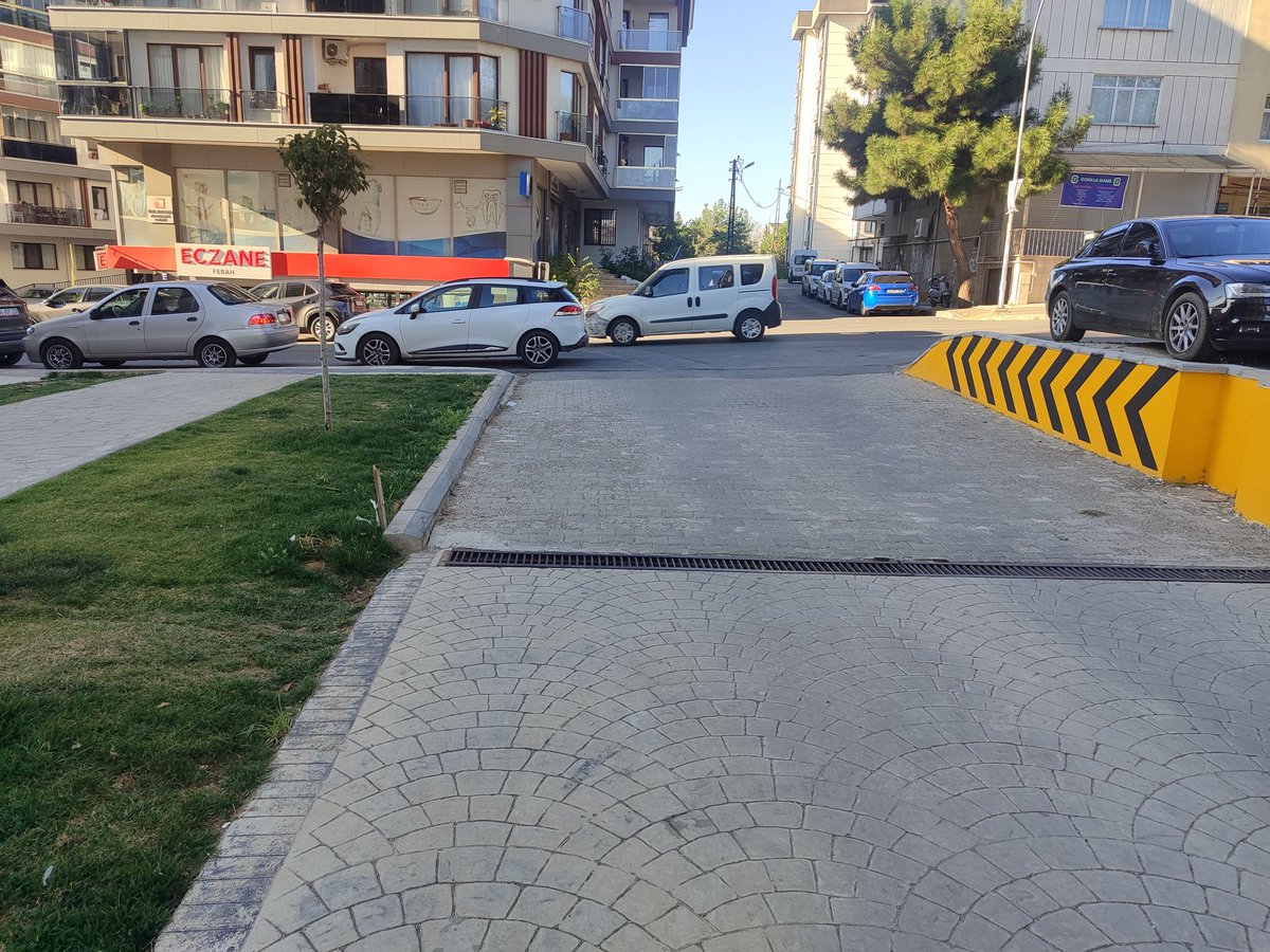 hakan8957's tweet photo. Esatpaşa Mah. Ziya Paşa Caddesi Yeni yapılan Çınar parkı çıkışına araç bırakıldığından yan çimler yol güzergahına dönmüştür. Ayrıca Sitemize ait garaj çıkışı da park edilen araçlar nedeni ile caddeye çıkış gözükmediğinden kaza riski oluşturmaktadır. @atasehirbld @onursaladiguzel https://t.co/jolhrumZ91