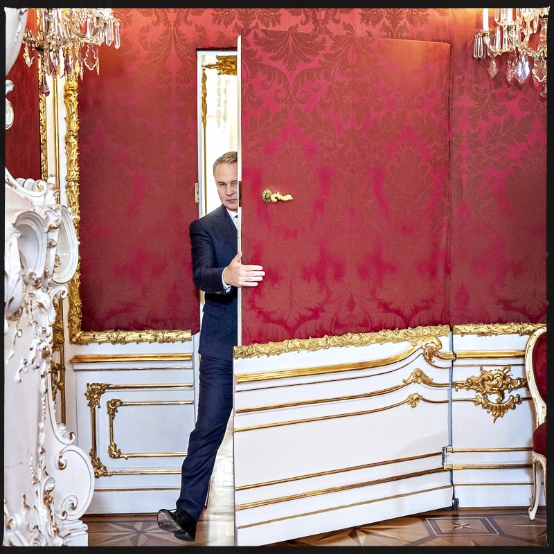 herbert kickl, karl nehammer und andreas babler gehen durch die tapetentür bei bundespräsident alexander van der bellen…

#kickl #herbertkickl #nehammer #karlnehammer #babler #andreasbabler