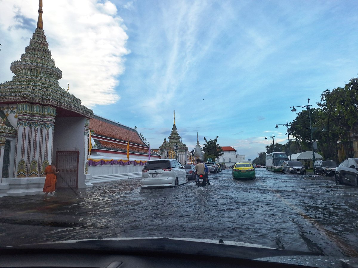 GinSiWaa's tweet photo. น้ำท่วม รอการระบาย โดยรอบวัดโพธิ์
@js100radio https://t.co/IebI2yf6VD