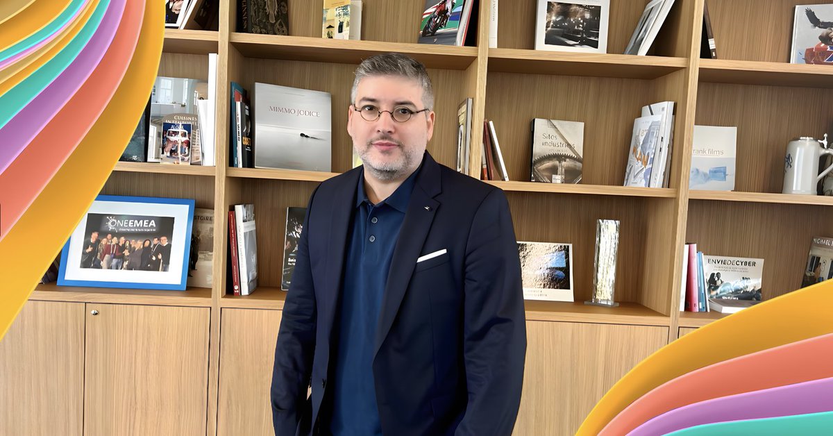 microsoftfrance's tweet photo. A #MicrosoftAITour #Paris, @_jpacifico, diplômé de l'Ecole IA Microsoft by Simplon, a présenté à @satyanadella, Chocolatine, son modèle d'IA générative open-source, optimisé pour la langue française. #MicrosoftAISkills