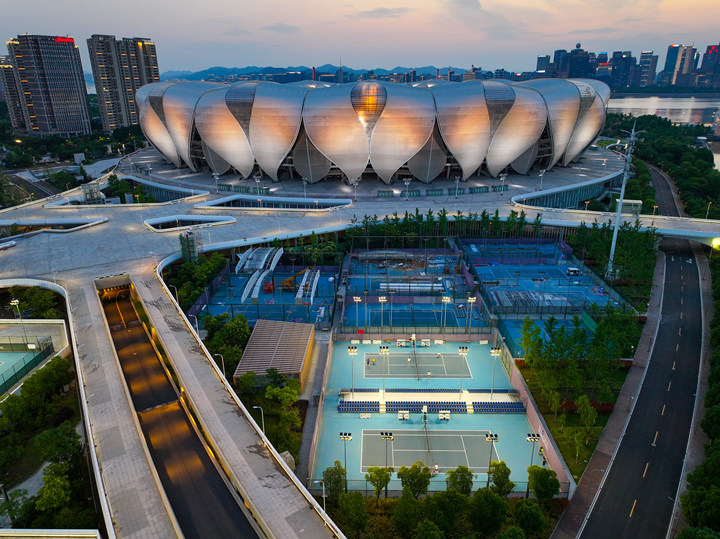 At the end of Sep, an open commercial street covering approximately 100,000 square meters and located on the LG level of the "Big Lotus" in Hangzhou Olympic Sports Center officially opened.