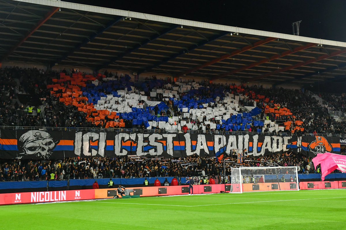 _BeFootball's tweet photo. 🚨 Un témoin décrit les scènes horrifiantes entre Montpelliérains et Marseillais dimanche, 𝗮𝗽𝗿𝗲̀𝘀 𝗹’𝗶𝗿𝗿𝘂𝗽𝘁𝗶𝗼𝗻 𝗱’𝗵𝗼𝗺𝗺𝗲𝘀 𝗰𝗮𝗴𝗼𝘂𝗹𝗲́𝘀 𝗲𝗻 𝘁𝗿𝗶𝗯𝘂𝗻𝗲𝘀 à la Mosson 😳😰 :

« Les gens sont montés tout en haut des gradins pour se protéger. 

𝗟𝗲𝘀 𝗲𝗻𝗳𝗮𝗻𝘁𝘀 𝗲́𝘁𝗮𝗶𝗲𝗻𝘁 𝗮𝗽𝗲𝘂𝗿𝗲́𝘀 𝗲𝘁 𝗽𝗹𝗲𝘂𝗿𝗮𝗶𝗲𝗻𝘁, 𝗲𝘁 𝗱𝗲𝘀 𝗰𝗼𝘂𝗽𝘀, 𝗽𝗼𝘂𝗿 𝗰𝗲𝗿𝘁𝗮𝗶𝗻𝘀 𝘃𝗶𝗼𝗹𝗲𝗻𝘁𝘀, 𝗼𝗻𝘁 𝗲́𝘁𝗲́ 𝗲́𝗰𝗵𝗮𝗻𝗴𝗲́𝘀 𝗲𝗻𝘁𝗿𝗲 𝗽𝗹𝘂𝘀𝗶𝗲𝘂𝗿𝘀 𝗽𝗲𝗿𝘀𝗼𝗻𝗻𝗲𝘀 𝗱𝗲 𝗹𝗮 𝘁𝗿𝗶𝗯𝘂𝗻𝗲. »

Un supporter du MHSC ajoute :

« 𝗖’𝗲́𝘁𝗮𝗶𝘁 𝘁𝗿𝗲̀𝘀 𝘁𝗲𝗻𝗱𝘂 𝗷𝘂𝘀𝗾𝘂’𝗮̀ 𝗹𝗮 𝘀𝗼𝗿𝘁𝗶𝗲 𝗱𝘂 𝘀𝘁𝗮𝗱𝗲, 𝗰𝗮𝗿 𝗱𝗲𝘀 𝗴𝗮𝗿𝘀 𝗰𝗮𝗴𝗼𝘂𝗹𝗲́𝘀 𝗰𝗵𝗲𝗿𝗰𝗵𝗮𝗶𝗲𝗻𝘁 𝗱𝗲𝘀 𝗠𝗮𝗿𝘀𝗲𝗶𝗹𝗹𝗮𝗶𝘀 𝗲𝘁 𝗿𝗲𝗴𝗮𝗿𝗱𝗮𝗶𝗲𝗻𝘁 𝘀𝗶 𝗰𝗲𝗿𝘁𝗮𝗶𝗻𝘀 𝗰𝗮𝗰𝗵𝗮𝗶𝗲𝗻𝘁 𝗱𝗲𝘀 𝗺𝗮𝗶𝗹𝗹𝗼𝘁𝘀 𝗱𝗲 𝗹’𝗢𝗠 𝘀𝗼𝘂𝘀 𝗹𝗲𝘂𝗿𝘀 𝘃𝗲𝘀𝘁𝗲𝘀. »

Tout aurait commencé à partir du 3e but marseillais et de certains chambrages.

Les forces de l’ordre ont ensuite été débordées.

(@lequipe)