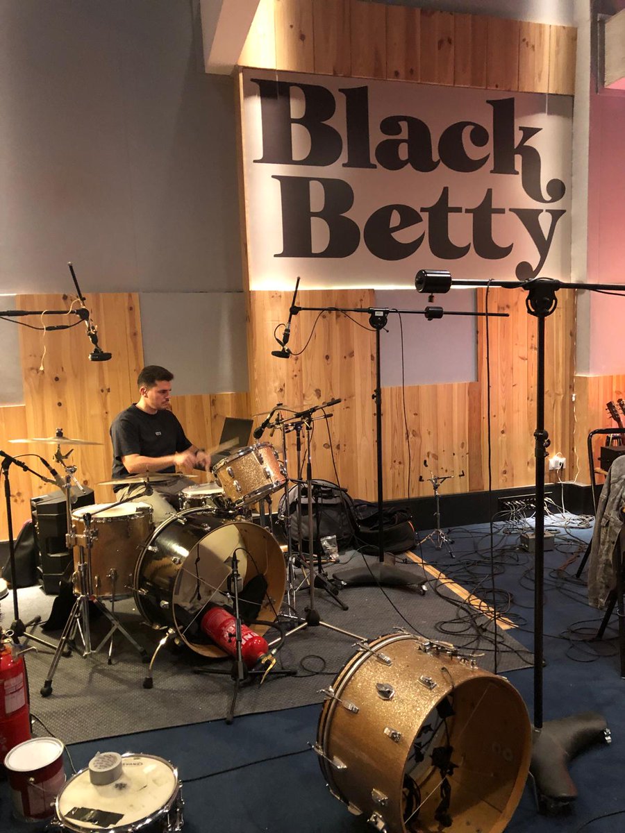 paredconpared's tweet photo. Seguimos sumando experiencias inolvidables. 
Compartiendo charla, anécdotas, música y grabación con dos de los productores más grandes, Candy Caramelo y José Nortes, a los mandos de @StudiosBBetty.
Fue un gustazo y nos quedamos con ganas de más. Muchas gracias.
Volveremos!! https://t.co/0jucMjVw2G