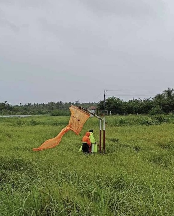 ABSCBNNews's tweet photo. Several flights in parts of eastern Visayas and Bicol region are canceled due to Tropical Storm #KristinePH. #WalangBiyahe

Video shows Calbayog airport, while photos are in Virac airport. | via @jekkipascual 

(📷: CAAP) https://t.co/sIjIWE8O9x