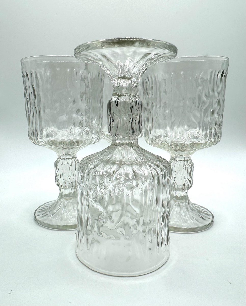 LilfordVintage's tweet photo. We love the ravenhead siesta range - just look at these stunning wine goblets! 

https://t.co/7hCBidrG5U

#etsy #lilfordvintage #retro #collectable #dinnerparty #gift #present #vintage #ravenhead #siesta #glass #centrepiece #winegoblet #wineglass #wine #MCM #barware https://t.co/4DvuyzDOGv