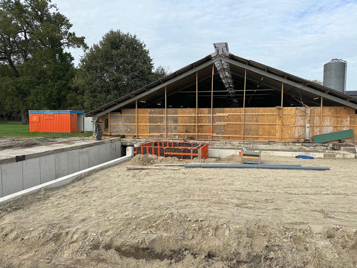 WarmesBV's tweet photo. We zijn momenteel aan het ver- en nieuwbouwen bij agrarische bedrijven in Breklenkamp, Noord Deurningen en Beuningen. 🔨 Klik op de link om te lezen over de werkzaamheden bij Molendijk, Kuiper en Hasman: https://t.co/sxbcMx72F3
🔸🔹
#Warmesbv #agrarisch #verbouw #nieuwbouw https://t.co/kEVcon9MmX