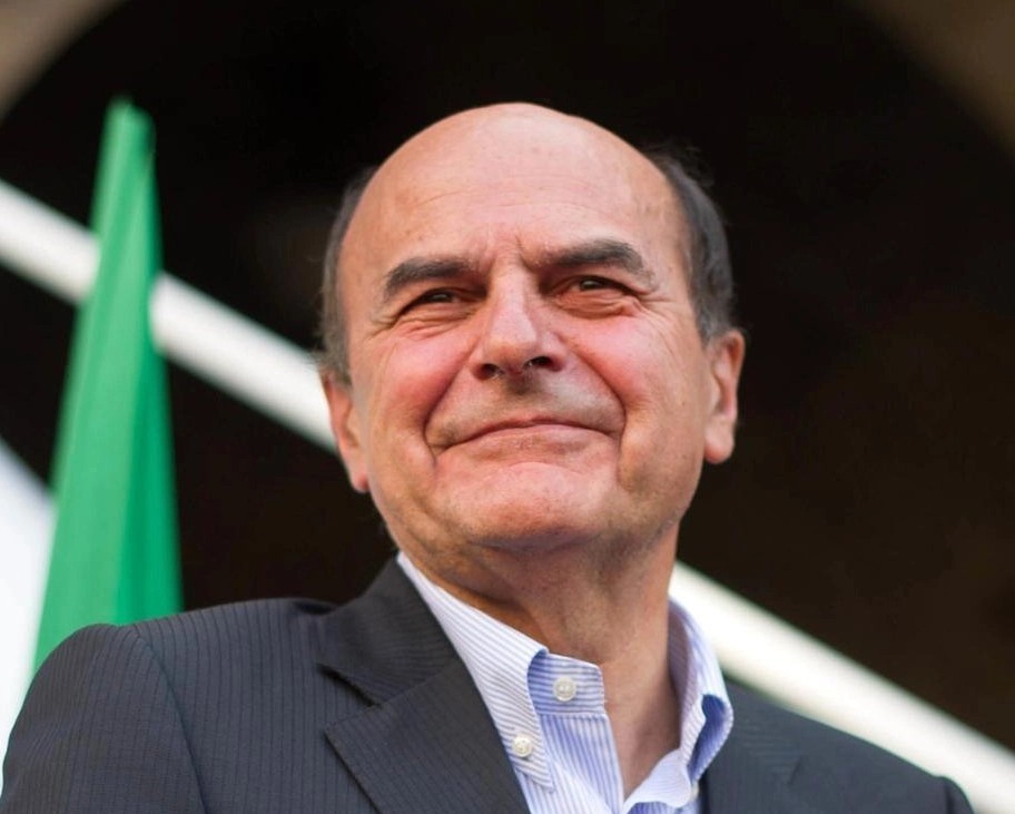 leo_cecchi91's tweet photo. Vi ricordate che qualche anno fa quando facevamo la ricarica al telefono c'era una tassa-marchetta di 2 euro da pagare? Una delle tante in questo Paese corporativo e fatto di categorie che estorcono (sottolineo: estorcono) denari sulla base di privilegi e non di valore aggiunto.

La tolse Bersani, più che giustamente.
Ecco: in questi giorni Fratelli d'Italia ha provato a reintrodurre quella commissione a favore delle compagnie telefoniche, proponendo un emendamento ad hoc nel ddl concorrenza che modificava la legge Bersani.

Solo grazie alla pronta denuncia di quanto stava accadendo si è evitato che l'emendamento venisse infine depositato.

Quando qualcuno si lamenta del fare opposizione, si ricordi questo: senza un'opposizione (politica e mediatica) solida, questi farebbero "faville". Senza una valida opposizione, sarebbe un disastro per tutti noi, credetemi.
