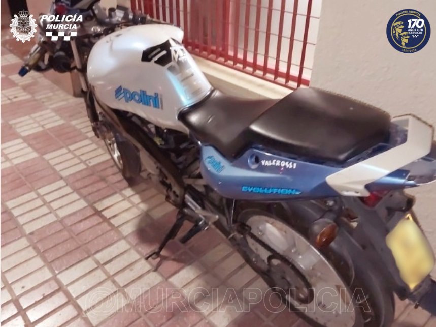 MurciaPolicia's tweet photo. 🚨 #ElementosalVolante
Anoche en #ElPalmar, agentes de Seguridad Ciudadana detuvieron a un conductor de 🛵 con una orden de búsqueda y captura.
Además, no contaba con permiso de conducir (pérdida de puntos) ni seguro obligatorio #SOA. https://t.co/ONbafhTdou