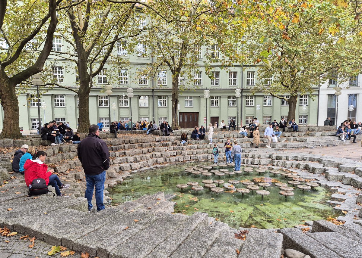 NandaSluijsmans's tweet photo. #Bomen🌳, trappen, #stapstenen en #water💧, een gouden formule voor elk seizoen☀️🍂!
Dit is München. Zo'n geluk dat mijn broer in deze mooie stad woont! Volop inspiratie!
Met een goed boek mee of werk🤓, ben je 🚄 er zo.)
#PlekkenMaken #SterkeSteden & #SterkeDorpen https://t.co/UkjOkxGpdH