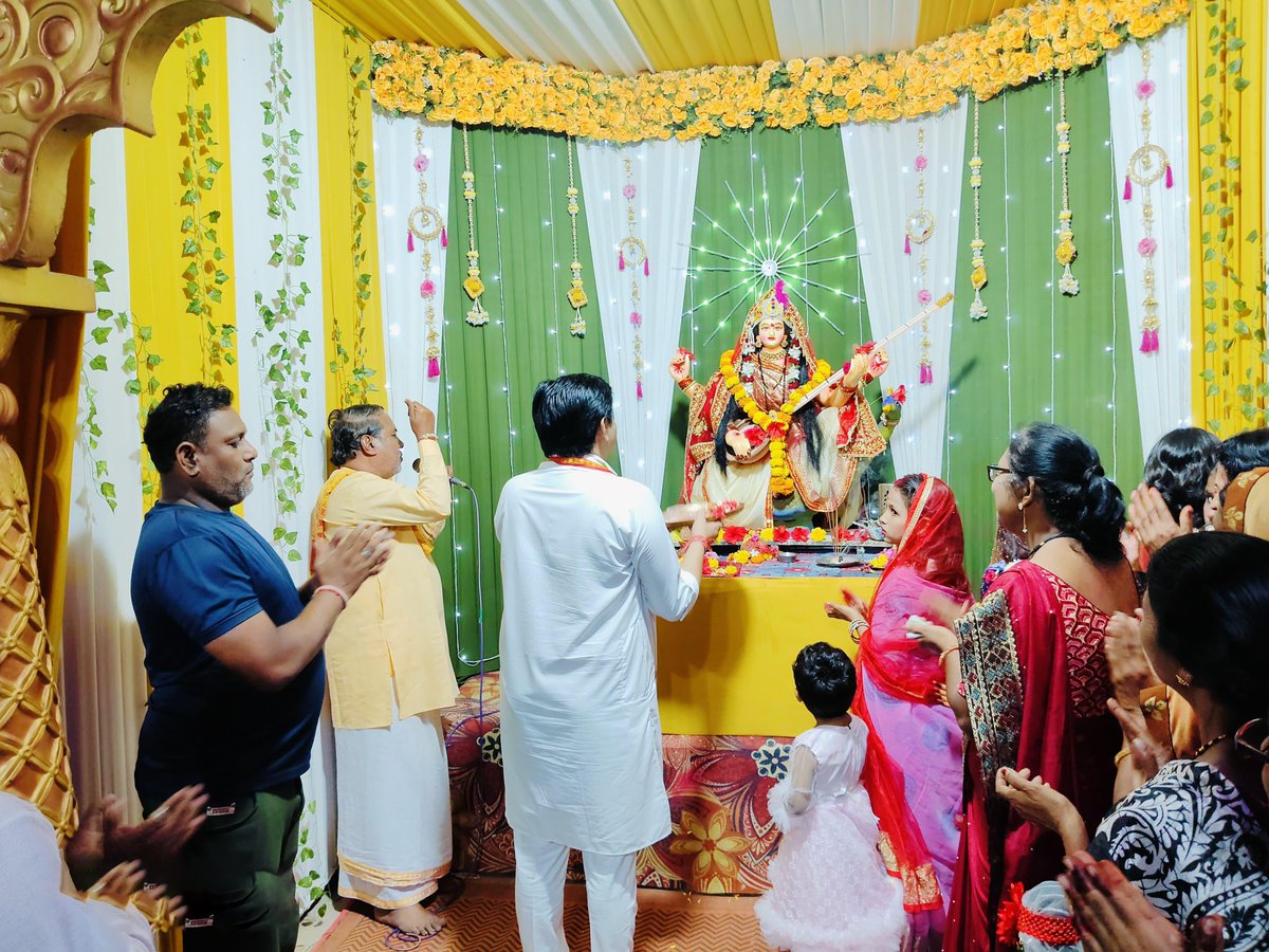 RajendraMulak_'s tweet photo. माँ शारदा उत्सव मंडळ, आझाद वॉर्ड, रामटेक येथे शारदादेवीची आरती करून मनोभावे देवीचे दर्शन घेतले आणि नागरिकांच्या सुख-समृद्धीची कामना केली. 

#RajendraMulakForChange #rajendramulak #ramtekvidhansabha #ramtek #parseoni #mouda https://t.co/h49y5oXuhD