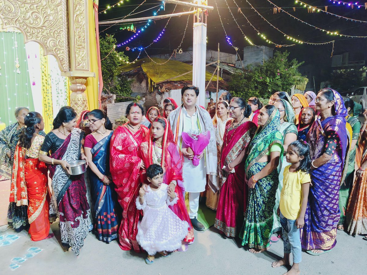 RajendraMulak_'s tweet photo. माँ शारदा उत्सव मंडळ, आझाद वॉर्ड, रामटेक येथे शारदादेवीची आरती करून मनोभावे देवीचे दर्शन घेतले आणि नागरिकांच्या सुख-समृद्धीची कामना केली. 

#RajendraMulakForChange #rajendramulak #ramtekvidhansabha #ramtek #parseoni #mouda https://t.co/h49y5oXuhD