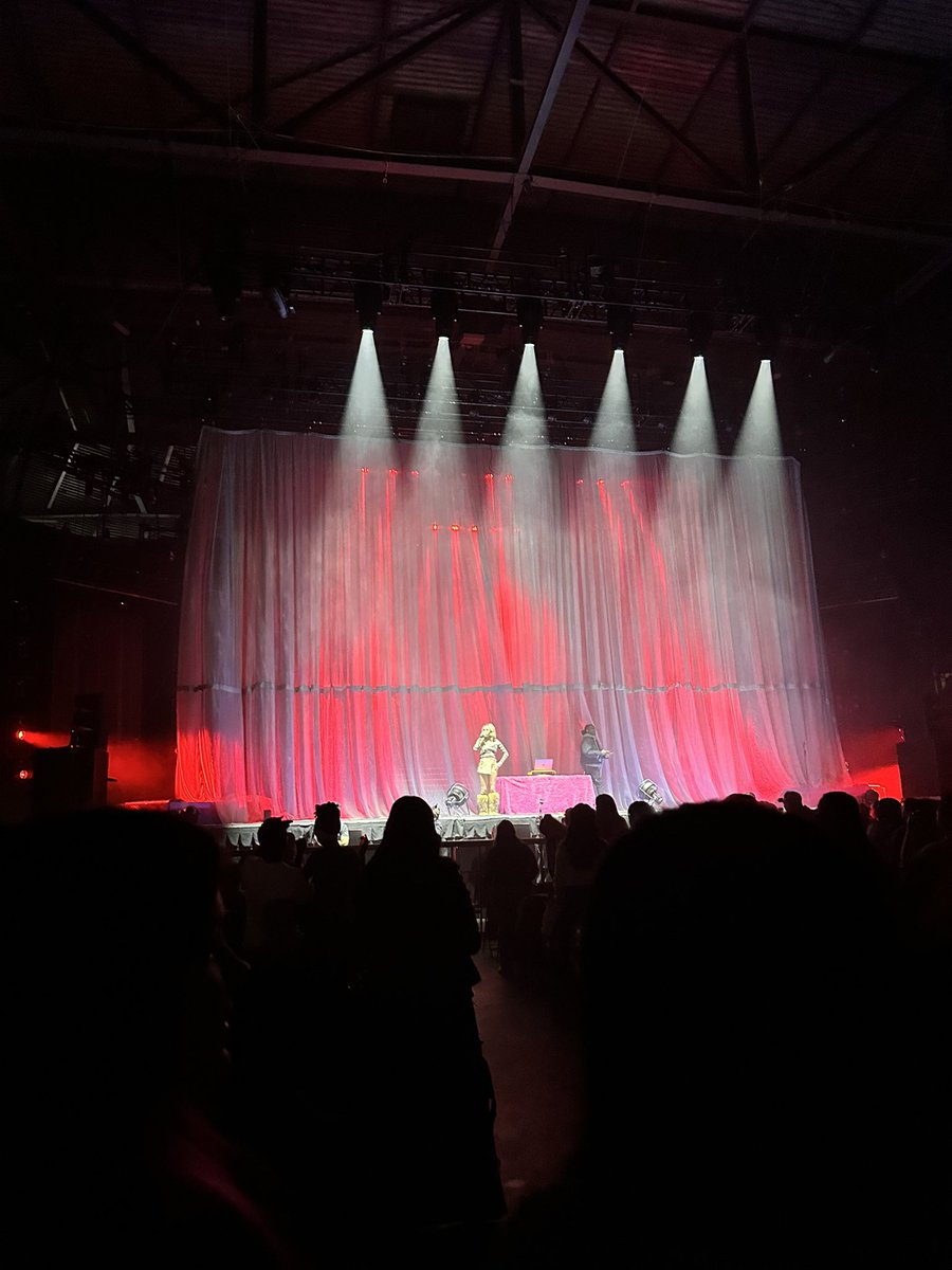 interIood's tweet image. knew all the words to the way I should have been up there 😫🤞🤞 #crashtour