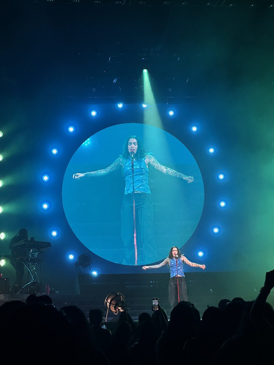 interIood's tweet image. knew all the words to the way I should have been up there 😫🤞🤞 #crashtour