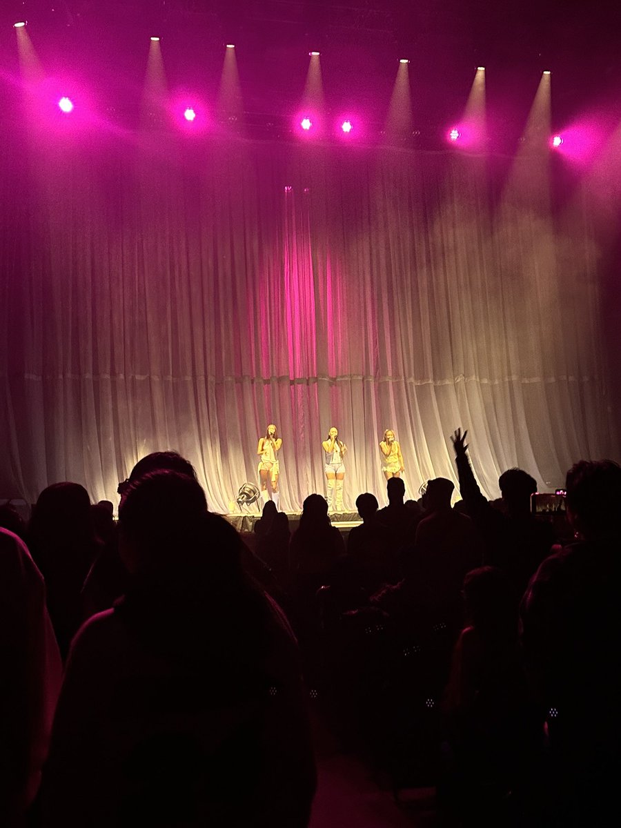 interIood's tweet image. knew all the words to the way I should have been up there 😫🤞🤞 #crashtour