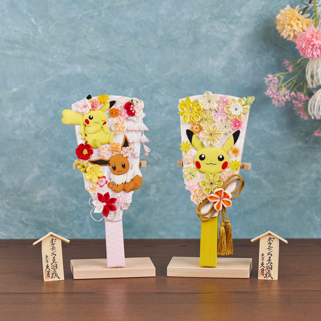 poke_times's tweet photo. お花に💐 
#ピカチュウ と #イーブイ 💛🤎

華やかな「つまみ羽子板」を、インテリアにいかが？✨
https://t.co/tkJA37dnXh https://t.co/oHkr7TOfGT