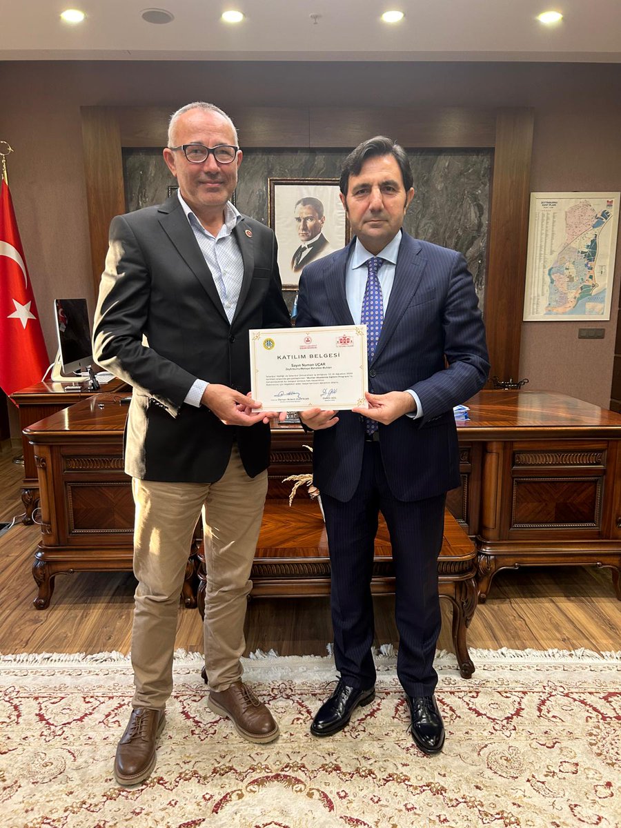 İstanbul Valiliği ve İstanbul Üniversitesi işbirliği ile gerçekleştirilen "Muhtarlar Akademisi Eğitim Programı"nı başarıyla tamamlayan 13 Mahalle Muhtarımızın belgeleri, Kaymakamımız Dr. Adem Uslu tarafından kendilerine takdim edildi.