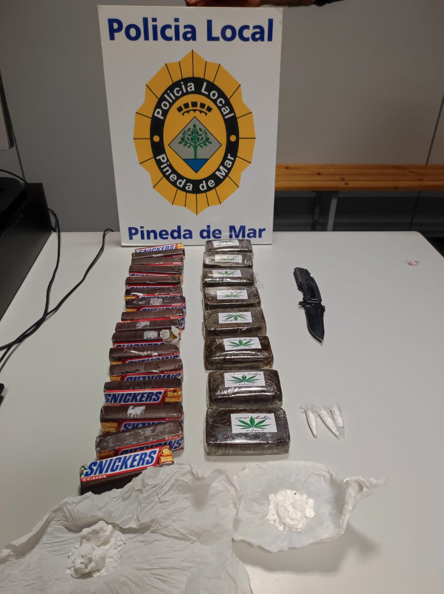 PLPinedadeMar's tweet photo. Ahir els companys del torn de tarda van detenir una persona per salut pública i li van intervenir 1,6 kg. De Haixix i 26 gr. De Cocaïna.
#informaPLPinedadeMar
#seguretatPLPinedadeMar https://t.co/jT6S1g9IWo