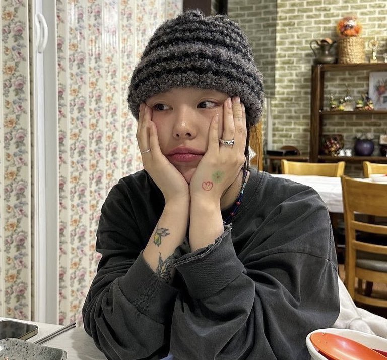 Eomuuk17's tweet photo. 꽃받침휘인이ᡣ𐭩 https://t.co/lVb6pMDX0j