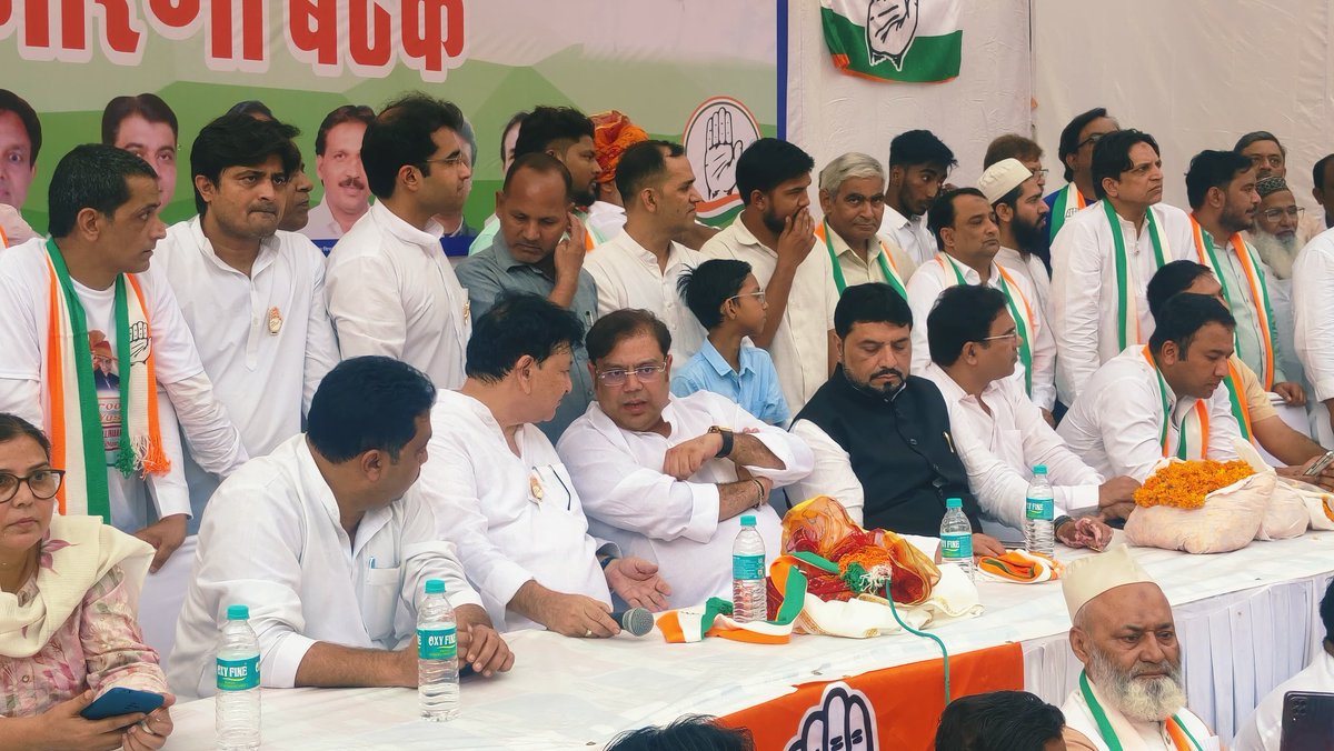 INCDelhi's tweet photo. बल्लीमरान विधनसभा मे आयोजित कार्यकर्ता बैठक की झलकियां।

बैठक मे कार्यकर्ताओं को सम्बोधित करते हुए श्री @devendrayadvinc AICC सचिव श्री @danishabrar2016 पूर्व मंत्री 
श्री @haroonyusuf22 श्री 
@INCanilbhardwaj जिलाध्यक्ष   श्री @MirzaJavedINC  मो उस्मान श्री @AshfaqueNabi
व अन्य कार्यकर्ता शामिल हुए