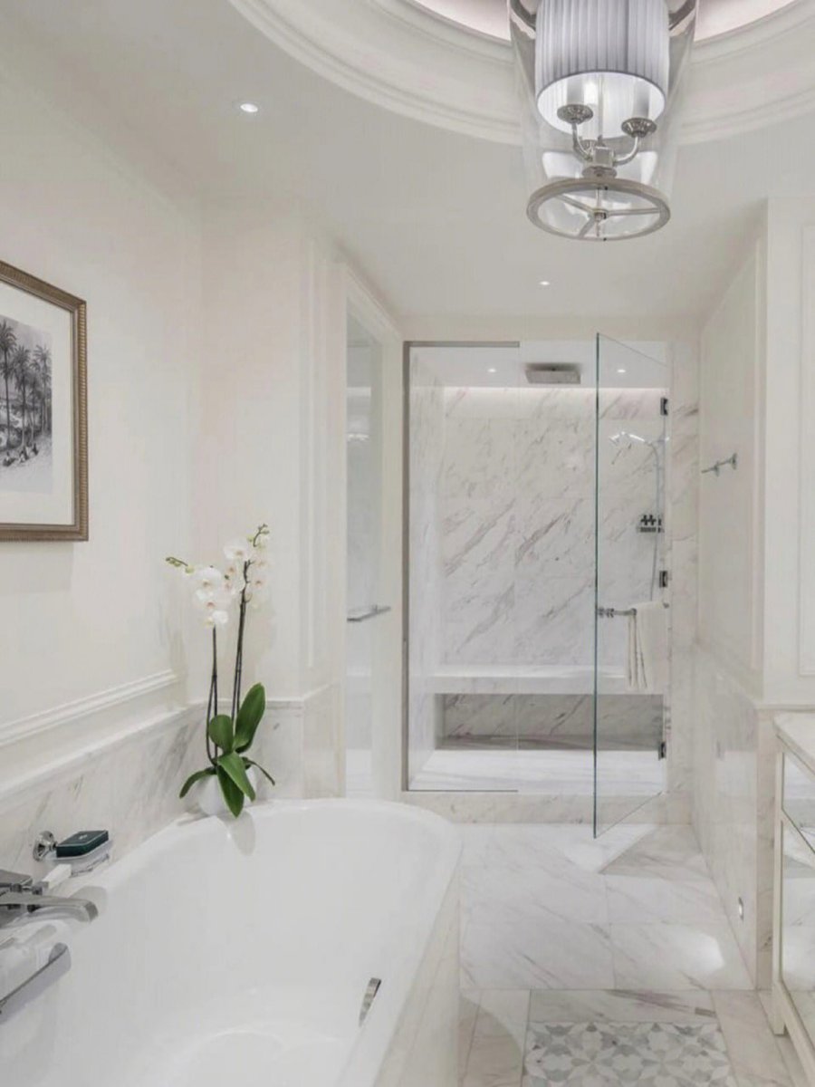 Dreams are destined to travel alone, doubts and ridicules are indispensable on the road, but so what, even if you are covered with bruises, you must live beautifully.