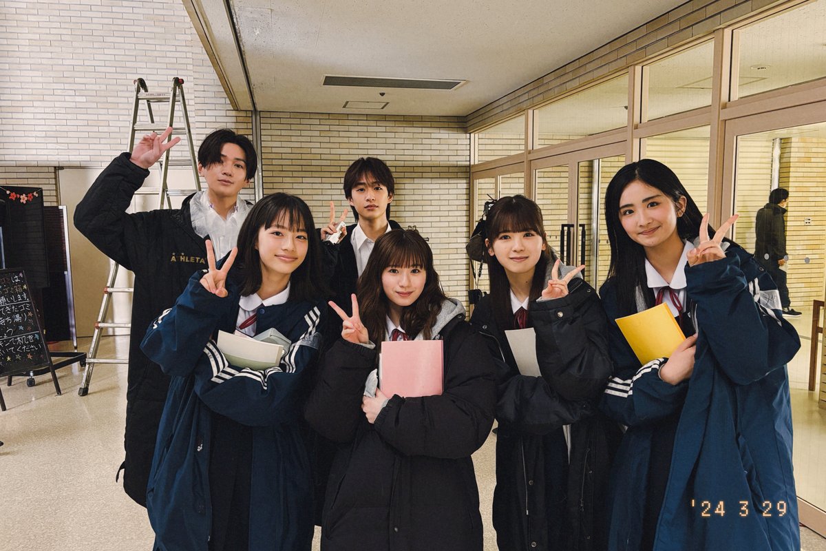 yanohibi_movie's tweet photo. #やのひび オフショット日記📸❤️
￣V￣￣￣￣￣￣￣￣￣￣￣￣

撮影合間のピース✌️
みんなの仲良しショットです✨

#矢野くんの普通の日々
2024年11月15日(金)公開❤️‍🩹

#八木勇征 #FANTASTICS #池端杏慈 #中村海人 #TravisJapan
#白宮みずほ #新沼凛空 #伊藤圭吾 #龍宮城 #筒井あやめ #乃木坂46 https://t.co/Rtpd7tgOvS