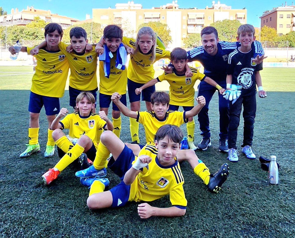 uecastelldefels's tweet photo. #FutbolBaseUEC | 🟡🔵
#PlanterGroc20Octubre
📷 4 de 4 per a l'ALEVÍ B (S11), que està duent a terme un espectacular inici de lliga i que diumenge va superar de manera clara l'Atlètic Sant Just als Canyars!
📷📷 Enhorabona, nois!
#SomHiGrocs #ABS11 #PlanterUEC https://t.co/mKHtyMyW6n