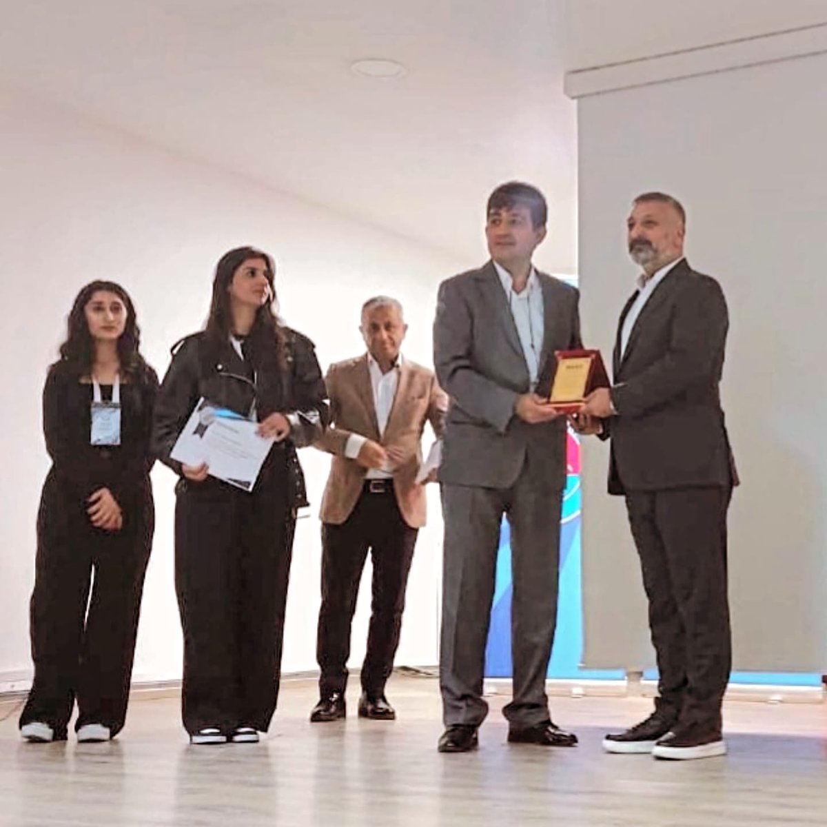 Değerli dostlarım ve hocalarım Prof. Dr. Himmet KARADAL'a ve Doç. Dr. Mehmet Naci EFE'ye kıymetli vakitlerini ayırarak "Dijital Dönüşüm ve Girişimcilik" konulu konferansımıza yapmış oldukları katkılarından dolayı teşekkür ediyorum.
