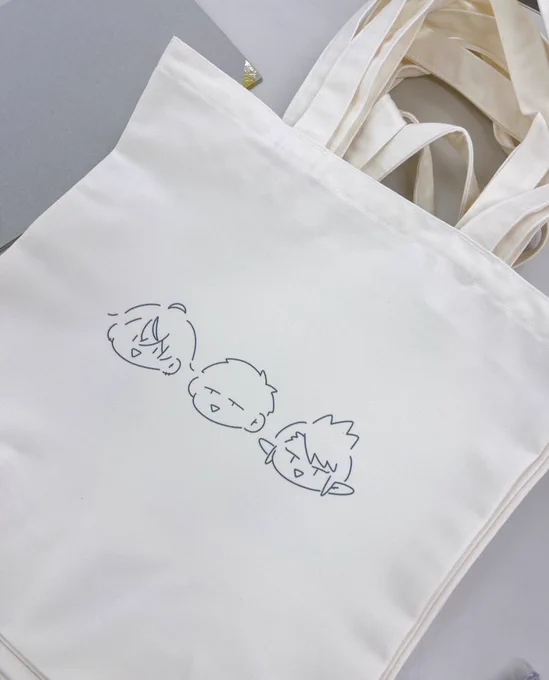 少しだけですがトートバッグと缶バッジも作ってみたので今週末持っていく 