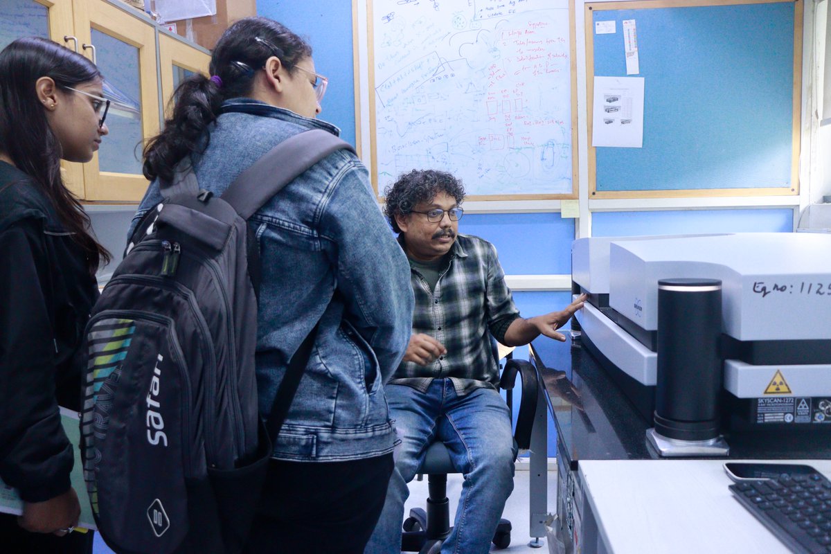NCBS_Bangalore's tweet photo. #CampusVisit
Post graduate students from Dept. of Life Sciences, Mount Carmel College, Bengaluru recently visited our campus.
They visited the Central Imaging and Flow Cytometry facility), EM and Cryo-EM facilities and gained insights into these cutting-edge imaging technologies. https://t.co/mESh3tSr3R