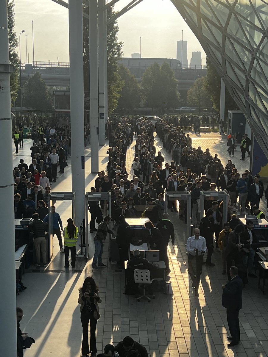 mosquitoman81's tweet image. Poca gente ai controlli di sicurezza del @CodemotionIT #codemotion #milano #gdgitalia #gddCloudTorino