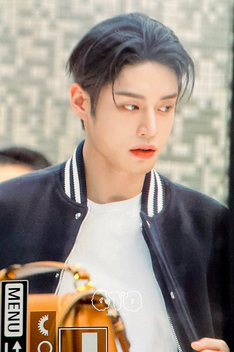 jiwoongiez's tweet photo. OUR JIWOONG WITH BLACK HAIR https://t.co/gVTbtYoXkF