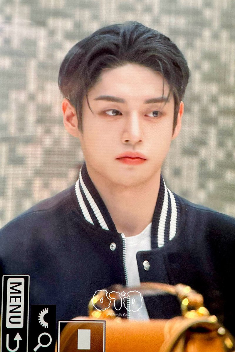 jiwoongiez's tweet photo. OUR JIWOONG WITH BLACK HAIR https://t.co/gVTbtYoXkF