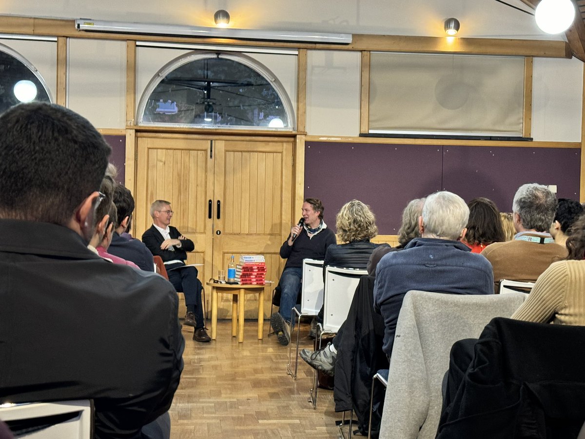 ‘Russia isn’t winning through clever. It’s winning through brute strength, volume, mass. The Ukrainians are outgunned, they are outmanned.’ <a href="/lukeharding1968/">Luke Harding</a> of <a href="/guardiannews/">Guardian news</a> on the brutal reality of 🇷🇺’s war in 🇺🇦, in fascinating conversation with Sir Laurie Bristow <a href="/Hughes_Hall/">Hughes Hall</a>