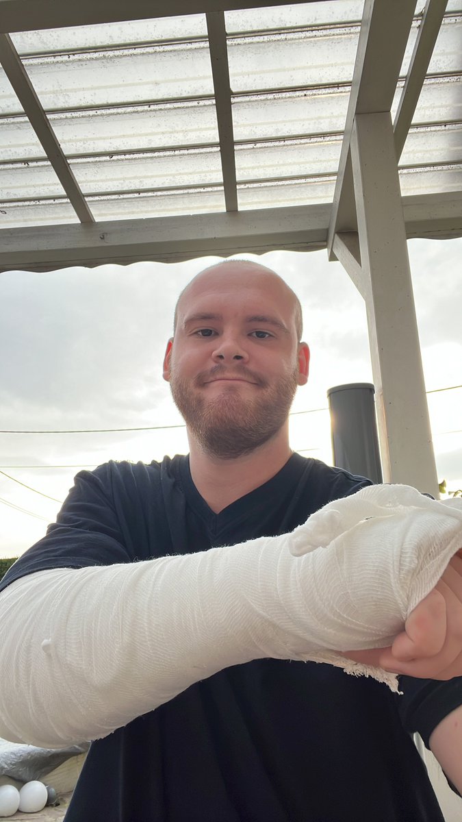 RudiTheFlopper1's tweet photo. Short Life Update :

I broke my Upper Arm last week and I am currently not able to stream and move my whole Wrist and fingers on my left arm. R.I.P Space gliding for now.

BUT GOOD NEWS: I WILL BE BACK LIVE THIS FRIDAY WHEN MY CLIPS FROM SURGERY GET REMOVED
-MUCH LOVE, YOUR FLOPPER 🔵