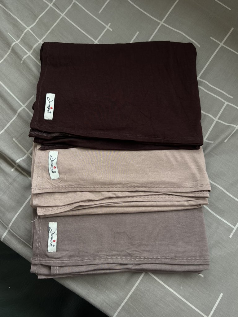 h0neymilktea_'s tweet photo. jasmine vs sattka, kira-kira lebih bagus yg mana?👀

lagi suka banget pake pashmina kaos soalnya bahannya adem &amp; gampang dibentuk. sekalian aku try beberapa warna best seller dari mereka dibawah⤵️ https://t.co/kShgpIkCyK