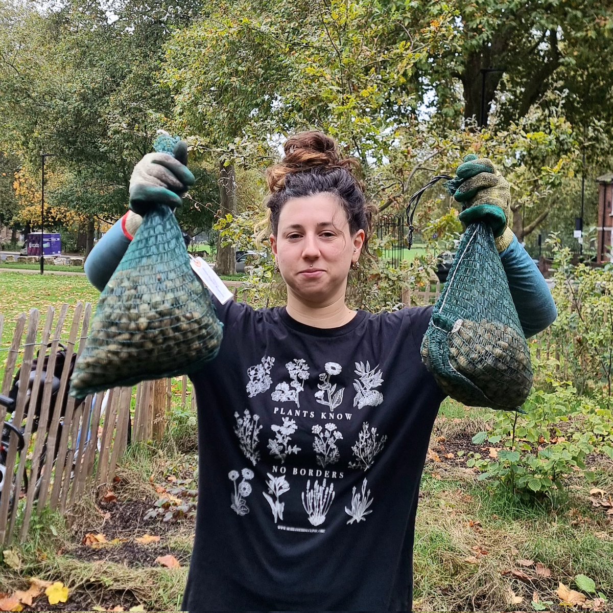 PostcodeGardenr's tweet photo. In olden days, the rich counted their wealth in bags of gold. On the #HackneyBuzzline we count richness in bags of bluebell bulbs. Instead of taking metal out of the earth, we put plants back into it! https://t.co/UDiQDK16eA