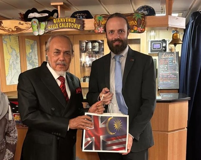 UKinMalaysia's tweet photo. We welcome @HMS_Spey on her 1st visit to #Kuching to promote 🇬🇧🇲🇾 defence links. Acting Dep HC Tom Shepherd hosted dinner onboard for Dep Premier Datuk Amar Dr @simkuihian, Speaker Tan Sri Datuk Amar Mohamad Asfia, Minister Dato’ Sri @YBFatimah &amp; Dep Minister Datuk @DrJuandaJaya https://t.co/jxVWztndhO
