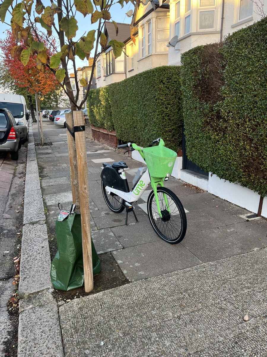 RiserKensal's tweet photo. @limebike @DocklessObs eight days this bike has been in the same spot and hasn’t moved. Eight days of people having to manoeuvre around it. Outside 69 Liddell Gdns NW10. This is the third time I’ve made @limebike aware of it. https://t.co/T11TaFKRvz