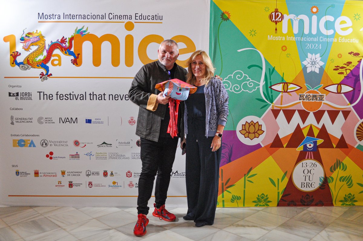 Almoradí acollía ahir la Mostra Internacional de Cinema Educatiu.

Pel matí, la projecció del film xinés 'La belleza de la vida' i per la vesprada, la banda del Conservatori Professional d'Almoradí, amb un programa dedicat a les bandes sonores.

Ací algunes imatges!